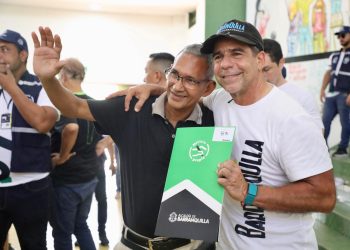 Terminó la espera de 800 familias: alcalde Char les entregó sus títulos de vivienda