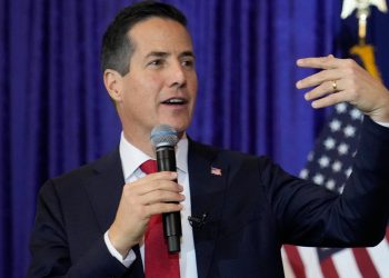 Senador estadounidense Bernie Moreno pide declarar terroristas a grupos con los que Petro busca la paz