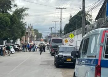 Identifican a las víctimas del atentado sicarial contra funcionarios del Inpec frente a la cárcel Modelo en Bogotá