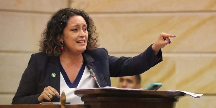 Senadora Ángela Lozano se pronuncia tras renuncia de Montealegre: “La moción de censura iba a prosperar”