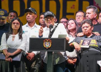 Explota nuevo escándalo: abren investigación contra Petro por subir a la tarima a jefes de bandas en Medellín