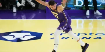 Doncic, LeBron y Reaves impulsan a los Lakers a los cuartos de final de la Copa de la NBA