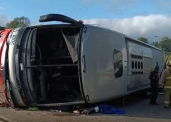 Al menos tres muertos y quince heridos tras volcamiento de bus en la vía Panamericana