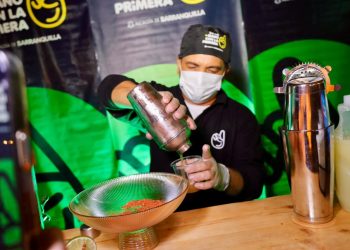 Beneficiarios de cursos de cocina y coctelería ‘De la Mano con la Primera’, presentes en Expodrinks 2025