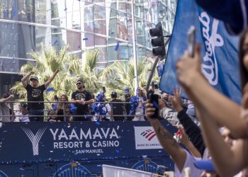 Los Dodgers tiñen de azul las calles de Los Ángeles