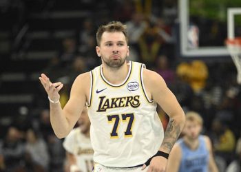 Doncic brilla con 44 puntos en su regreso y guía a los Lakers a la victoria