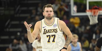 Doncic brilla con 44 puntos en su regreso y guía a los Lakers a la victoria