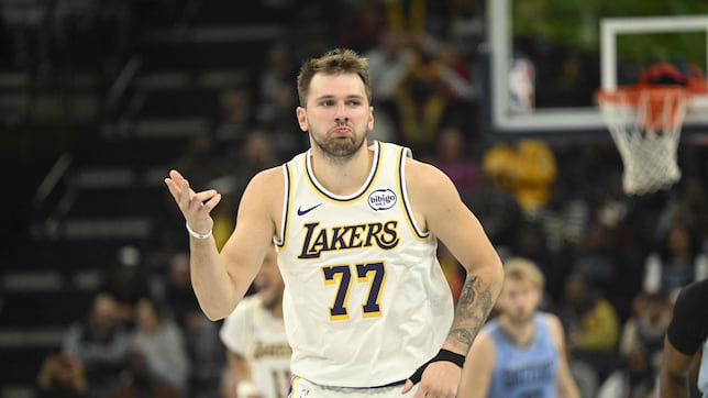 Doncic brilla con 44 puntos en su regreso y guía a los Lakers a la victoria