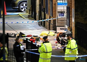 Ataque con arma blanca en tren de Cambridge deja varios heridos; hay dos detenidos
