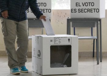 Ecuador: 12 % de los electores votó en la primera hora del referéndum, según el CNE