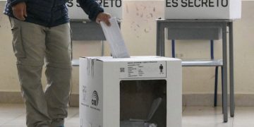 Ecuador: 12 % de los electores votó en la primera hora del referéndum, según el CNE