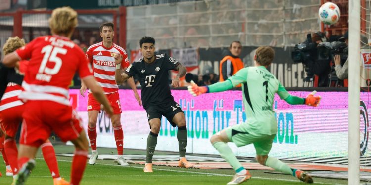 Luis Díaz salva el invicto del Bayern con un golazo de otro planeta