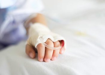 Niño de 6 años cae desde un sexto piso tras quedar solo en casa en Bosa; sufrió lesiones leves