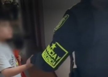 Rescatan a niño de 8 años que pedía comida desde un tercer piso en Suba