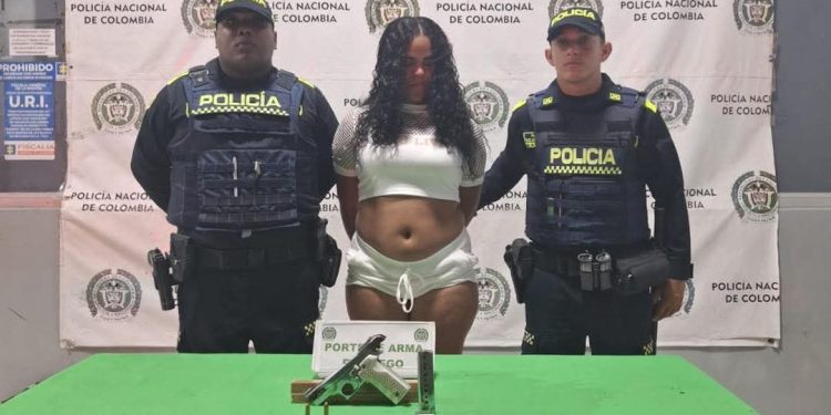 Capturan a mujer que portaba un arma de fuego en el barrio El Bosque