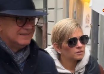 “No hablo inglés”: Verónica Alcocer evitó responder a la prensa en Estocolmo tras polémica por presuntos lujos