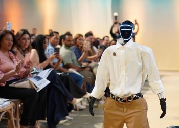 Barranquilla Fashion Week 2025 hace historia: primer robot modelo en pasarela de Latinoamérica