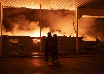 Explosión en polo industrial de Ezeiza deja 15 heridos y afecta operación aérea en Buenos Aires