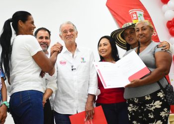 Gobierno de Eduardo Veranos lleva felicidad a 500 familias de Manatí gracias a las titulaciones de ‘Mi Casa Bacana’