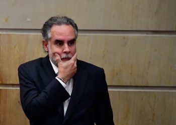 Allanamiento, préstamo millonario y pelea con magistrada: el nuevo lío que tiene contra las cuerdas a Armando Benedetti