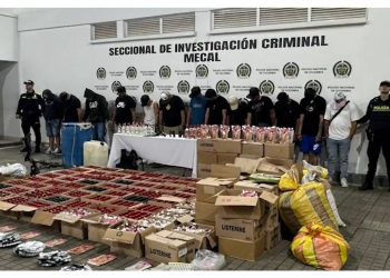 Desmantelan fábrica ilegal de licor en Cali: producían bebidas adulteradas para la Feria y fin de año; 13 capturados