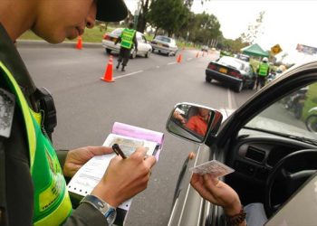 Aumento del salario mínimo del 23 % activa una cascada de incrementos en multas, trámites y costos del Estado