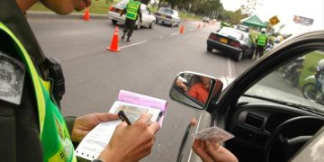 Aumento del salario mínimo del 23 % activa una cascada de incrementos en multas, trámites y costos del Estado