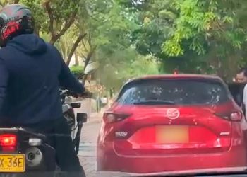 Video: delincuentes en motocicleta atracaron a un hombre en el barrio Villa Carolina, en Barranquilla
