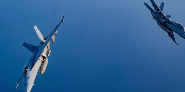 Dos aviones F-18 de EE. UU. sobrevolaron el espacio aéreo del Golfo de Venezuela en medio de la tensión militar