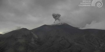 Alerta naranja se mantiene: volcán Puracé sigue activo y emite ceniza hasta 400 metros