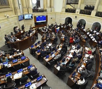 Choque de poderes: Congreso convoca sesiones extras para revisar emergencia económica y Gobierno responde
