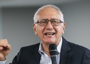 Cargos al ministro de Salud y otras siete personas por presuntas irregularidades en implementación del nuevo modelo de salud para el magisterio