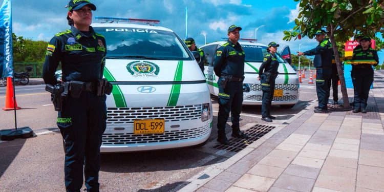 Alcalde Char entrega 4 CAI móviles para continuar fortaleciendo la seguridad en Barranquilla