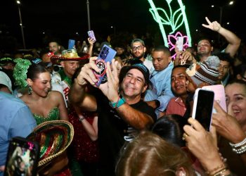Un regalo para la ciudad: así brilla la iluminación del alumbrado navideño en el Gran Malecón