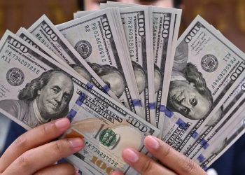 El dólar inicia la semana a la baja mientras el mercado espera señales de la Reserva Federal