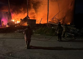 Voraz incendio arrasó fábrica de colchones en Malambo durante la madrugada