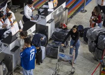 Pasajeros en Venezuela se ven obligados a viajar por tierra a Colombia para poder volar al extranjero