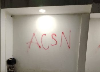 Aparecen grafitis con siglas de presunto grupo armado ilegal en Fonseca y generan alarma entre los habitantes