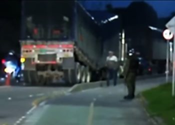 Camión con explosivos ANFO queda varado en la calle 234 de Bogotá