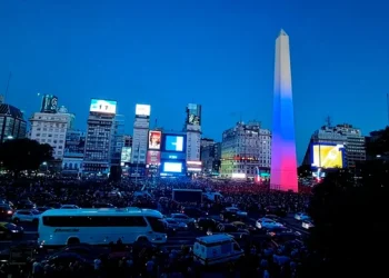 El Obelisco se iluminó con los colores de Venezuela en un gesto de apoyo a la libertad