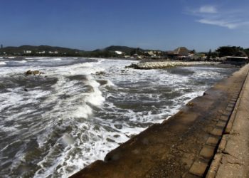Fuerte oleaje golpea playas de Puerto Colombia y deja en crisis a comerciantes