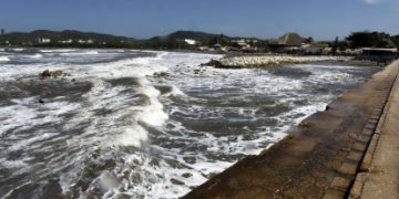 Fuerte oleaje golpea playas de Puerto Colombia y deja en crisis a comerciantes