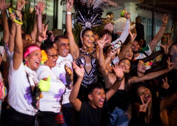 Embajadora del Carnaval del Atlántico engalana el Ceremonial de la Muerte y exalta la tradición ancestral