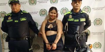 Se reía mientras la retrataban: capturan a mujer con dos armas en Sabanalarga