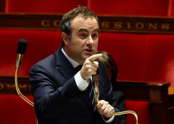 Primer ministro de Francia enfrenta mociones de censura tras aprobar presupuesto sin aval del Parlamento