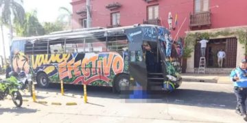 Domiciliario fallece arrollado por chiva rumbera en Cartagena; conductor dio positivo en alcoholemia