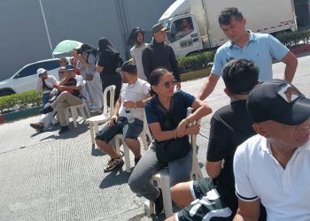 Protesta de trabajadores del CC Tierra Santa mantiene bloqueada la Vía La Cordialidad