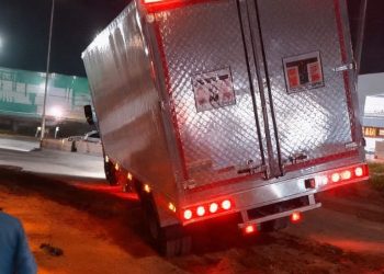 En la Circunvalar camión pierde el control y termina atravesado en la vía sin heridos