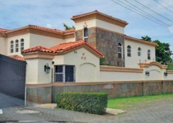 Lujosa residencia en Managua donde viviría Carlos Ramón González, prófugo por caso UNGRD