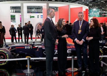 Reyes de España inauguran FITUR guardando un minuto de silencio por víctimas del accidente en Córdoba